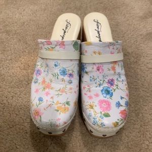 Size 39 free people floral clogs!